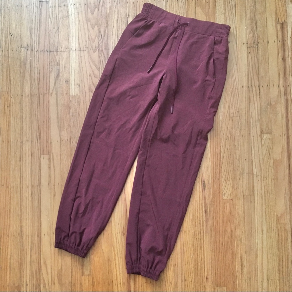 new condition TNAction maroon warm up jogger XS 28L